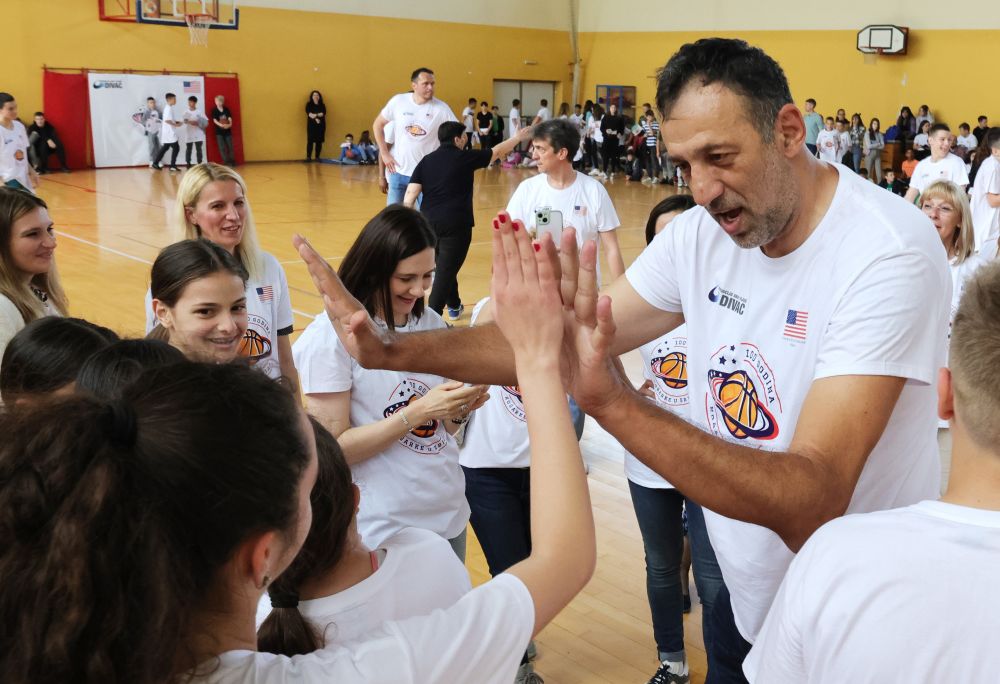 MALIM KORACIMA DO VELIKIH ZVEZDA NBA zvezde sa školarcima u Novom Sadu povodom 100 godina košarke u Srbiji