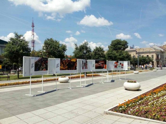 Izložba Tanjugovih fotografija "Solidarnost u vreme krize" i besplatna projekcija filma "Dobri poštar" širom Srbije